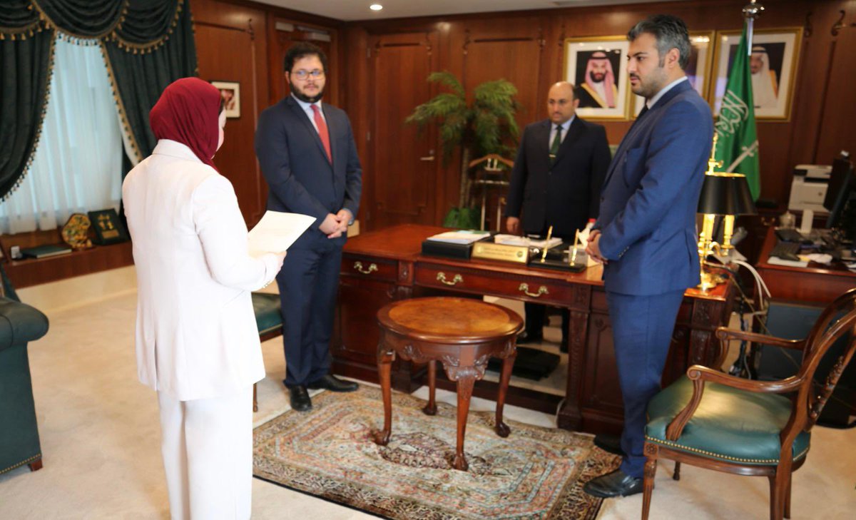 KSAembassyAUST's tweet photo. #السفارة_كانبرا | أمام سعادة السفير #سلطان_بن_خزيم، أدت الأستاذة/ فضه العنزي ( سكرتير ثاني ) والأستاذ/ عبدالعزيز الردادي ( سكرتير ثالث) القسم الخاص بالسلك الدبلوماسي بحضور عدد من منسوبي السفارة وتمنى سعادة السفير لهم التوفيق والسداد في عملهم. https://t.co/pxmWkxx5g0