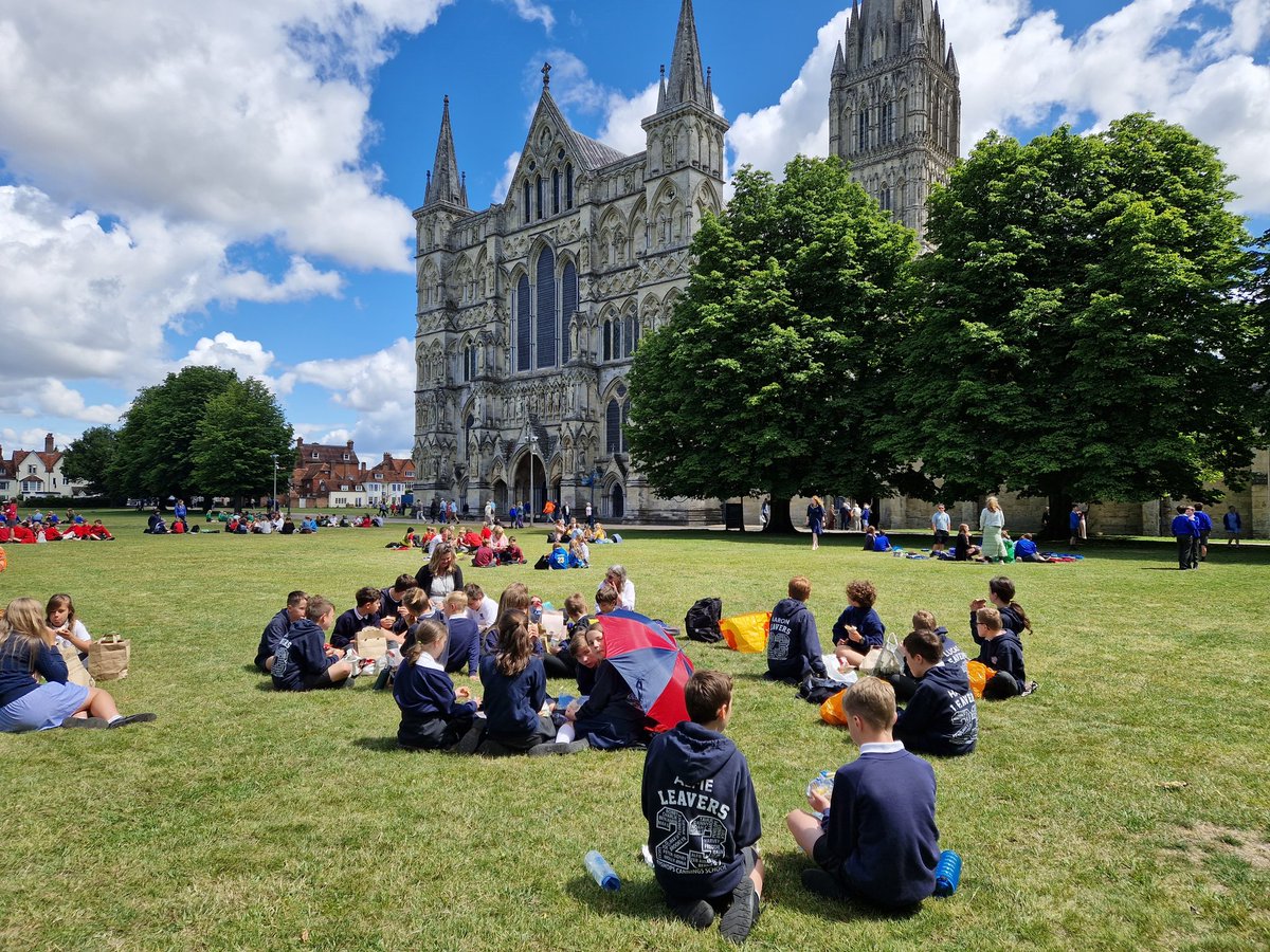 Year 6 are reflecting on their journey through primary school and the adventures ahead as they attend #Salisbury Cathedral for the Leavers Event. @EquaMat @SDBE_Update