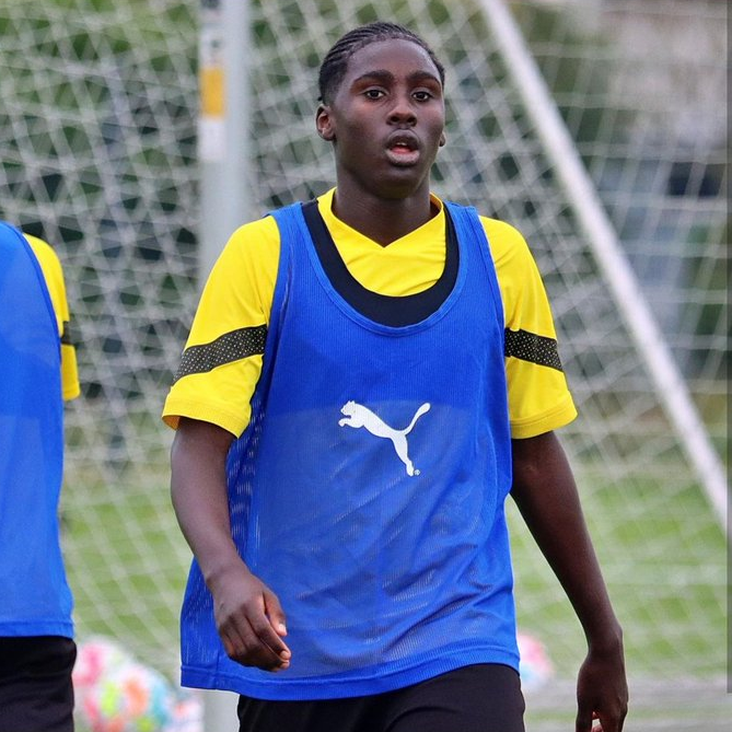 SeleccionRojita's tweet photo. 🇪🇸Primer entrenamiento de Ousmane Diallo (16) con el U19 del Borussia Dortmund🇩🇪

Su nuevo entrenador (Lars Ricken): "Ousmane es un jugador rápido y con valentía en el 1 vs 1. Puede regatear con ambos pies. Definitivamente puede marcar la diferencia con su calidad individual." https://t.co/lZBNqBEL9m