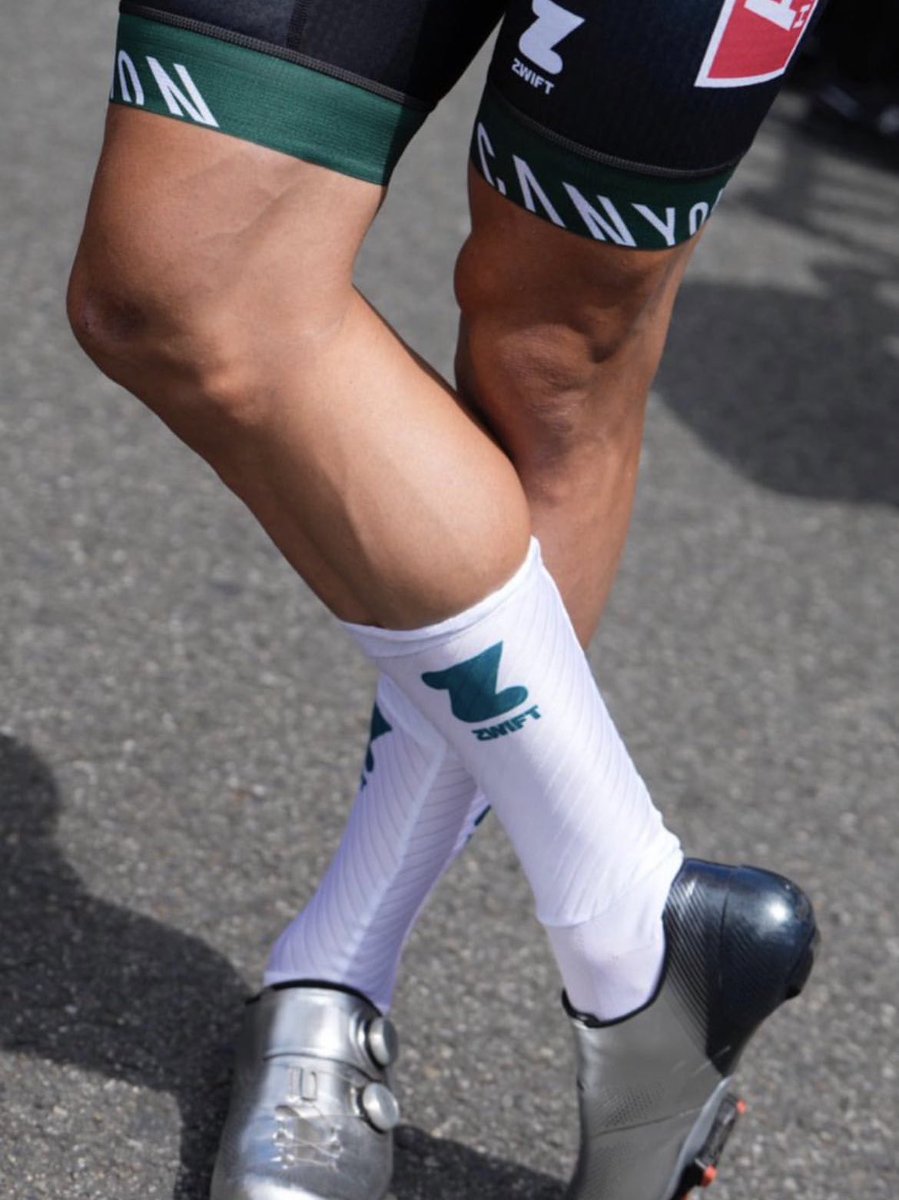 AtlantaRouleur's tweet photo. #JasperDisaster green jersey #STYLE โ
๐ฉ accent on the @Kalas_cc Goffrato bibs
๐ฉ Maillot Vert @GoZwift logo on the slippery @aerocyclinggear socks
๐ฉ @canyon_bikes Aeroad
๐ฉ Zwift hub decals
๐ฉ @WHOOP 4.0
๐ฉ @wahoofitness ELEMNT BOLT
#jasperphilipsen #TDF2023 #TDF https://t.co/MBjaQRZZeE