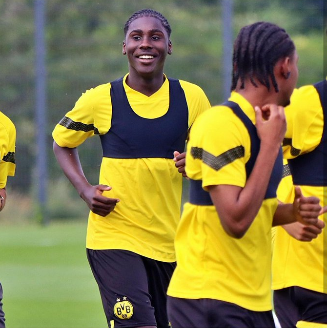 SeleccionRojita's tweet photo. 🇪🇸Primer entrenamiento de Ousmane Diallo (16) con el U19 del Borussia Dortmund🇩🇪

Su nuevo entrenador (Lars Ricken): "Ousmane es un jugador rápido y con valentía en el 1 vs 1. Puede regatear con ambos pies. Definitivamente puede marcar la diferencia con su calidad individual." https://t.co/lZBNqBEL9m