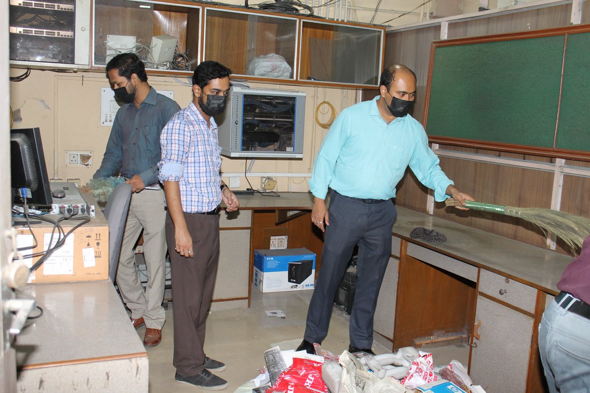 SDRD_NSSO's tweet photo. Cleaning of 4th and 5th floor of office building at SDRD, NSSO.

#swachhmospi #SwachhtaPakhwada #swachhNSSO #swachhSDRD #swachhDPD https://t.co/0daHSKtMQC