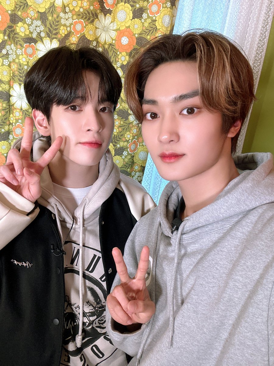 [📸] 
[for. LUVITY] 크터뷰 #4 앨런&amp;태영 – 𝙎𝙀𝙇𝙁𝙄𝙀 𝙎𝙋𝙊𝙄𝙇𝙀𝙍🤳
⠀
잠시 후 9PM!
크래비티 공식 팬카페에서 함께하세요🌟
⠀
#CRAVITY #크래비티
#앨런 #태영
#LUVITY #러비티
#CRAVITY_INTERVIEW #크터뷰