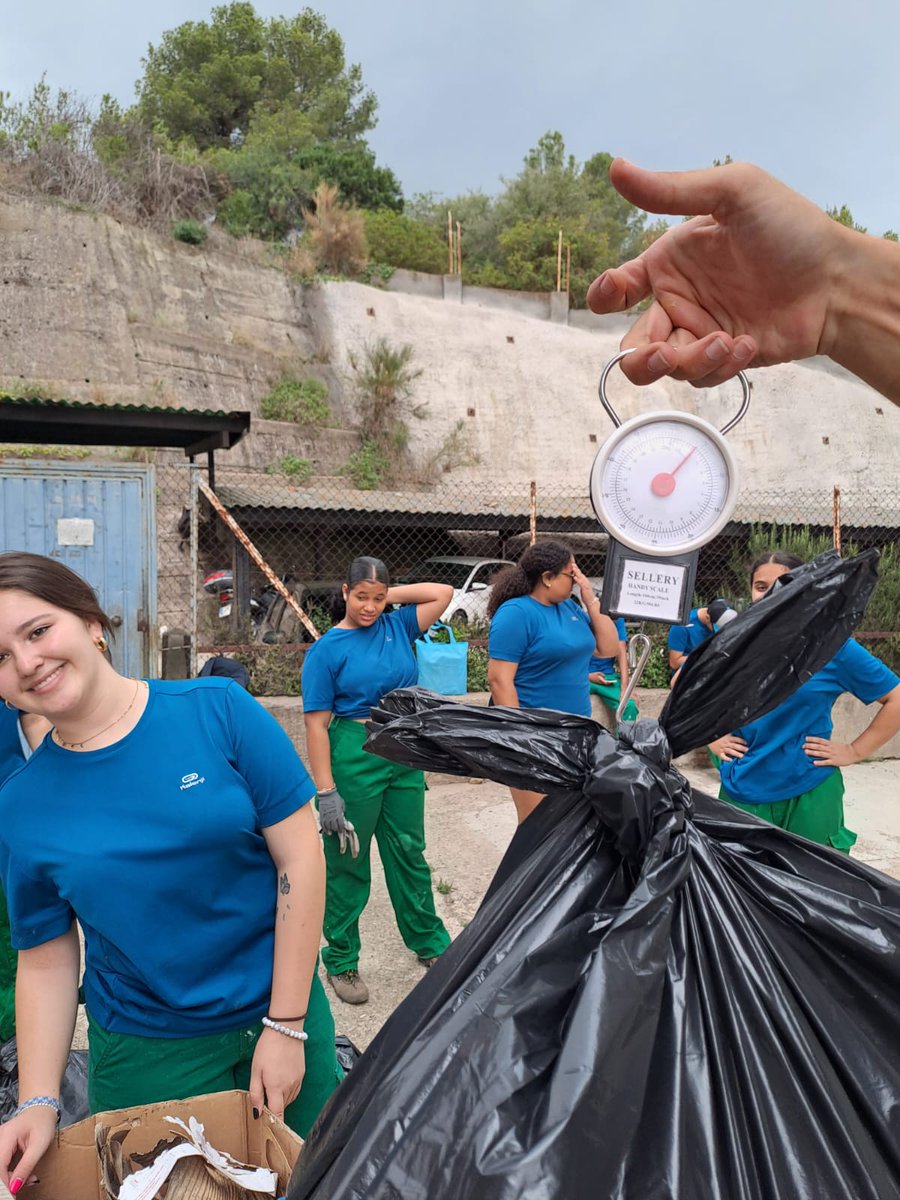 centrecruilla's tweet photo. "No nos deis la lata". Joves del camp de treball han recollit 48'10 kg de deixalles del Parc de Collserola. Zona d'accés a la font Moguera des del carrer Perafita (Mercat de Núria) @parcncollserola @Bcn_NouBarris 

Cuidem Collserola. https://t.co/8aHI76muXy