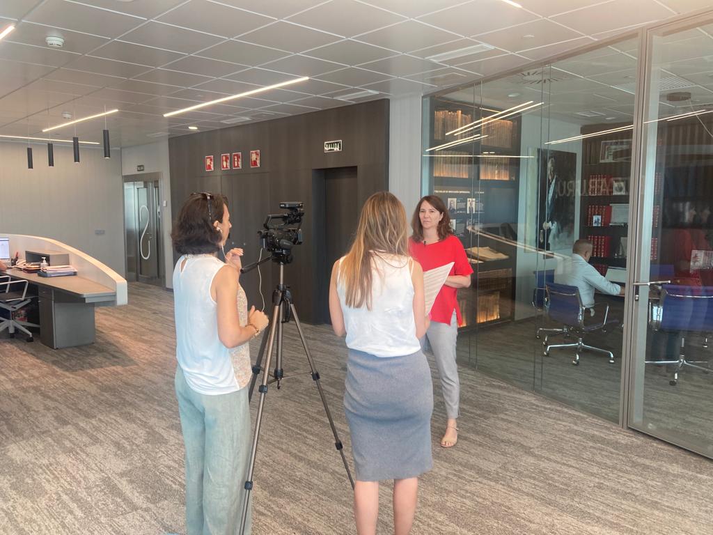 ELZABURU_Online's tweet photo. 📹 ¡Día de grabación en la ofi! 

Estamos  preparando material para compartir, hablando de temas muy interesantes  relacionados con la PI.
➡️ #financiación a la innovación
➡️ #Compliance
➡️ Valoración de #Intangibles
➡️ Secretos empresariales
...

¿Qué tema te interesa más? https://t.co/Vhm262ZTHS