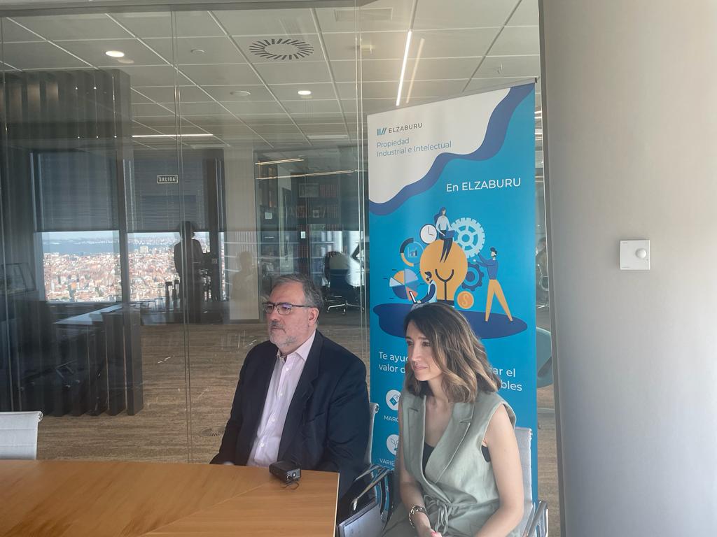ELZABURU_Online's tweet photo. 📹 ¡Día de grabación en la ofi! 

Estamos  preparando material para compartir, hablando de temas muy interesantes  relacionados con la PI.
➡️ #financiación a la innovación
➡️ #Compliance
➡️ Valoración de #Intangibles
➡️ Secretos empresariales
...

¿Qué tema te interesa más? https://t.co/Vhm262ZTHS