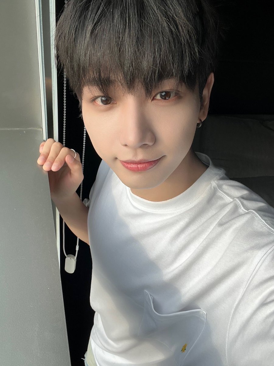 BOYNEXTDOOR_twt's tweet photo. 저는 항상 여기서 차들 지나다니는 모습 구경해요 🚘

#BOYNEXTDOOR #JAEHYUN #명재현 https://t.co/ThQ1wDlEIO