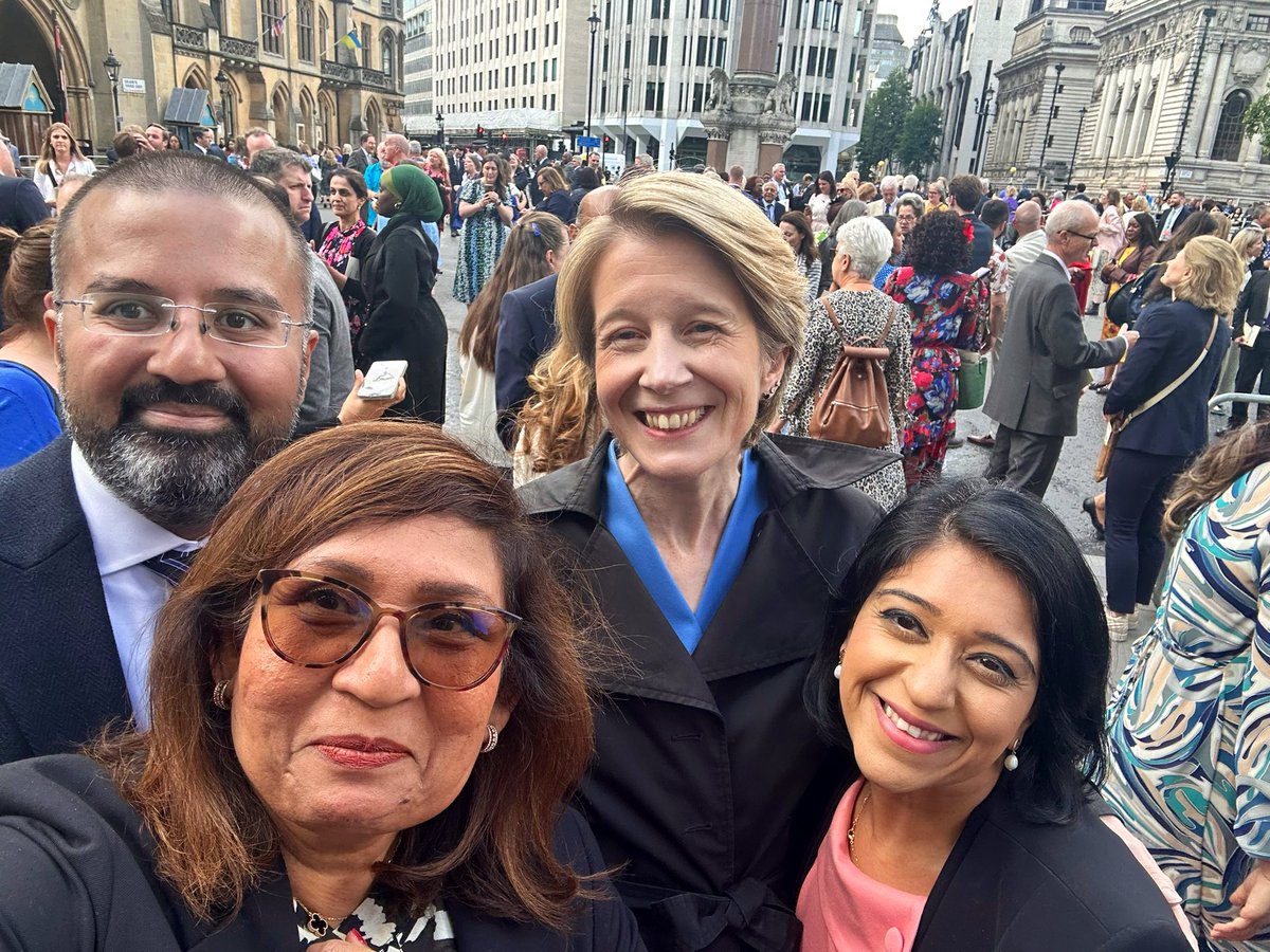 What a beautiful ceremony @wabbey celebrating #NHS75 Hearing @AmandaPritchard give an #inspirational speech resonating with us all Let's continue our work on health and care focusing on #healthcareinequalities So nice to see you Amanda @FrimleyHC @Dochayter @Shahed__Ahmad