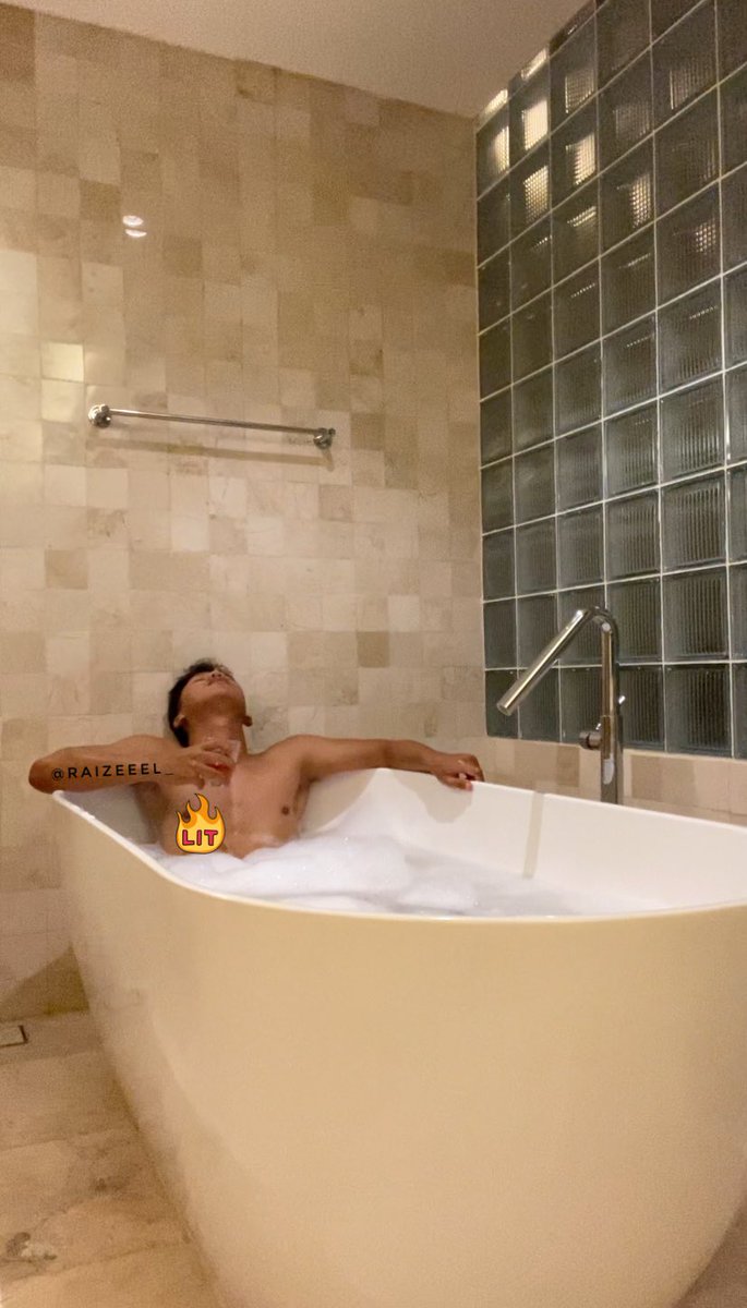 Raizeeel_'s tweet photo. mau main di kasur apa di bathtub? 😬 https://t.co/R8UbosBRW1