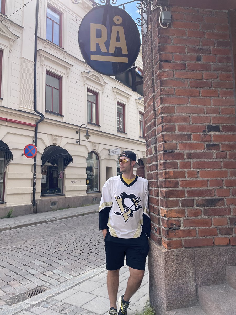 JarredSBarnes's tweet photo. Waiting for @mattmurley19 and @RearAdBsBlog in Sundsvall. Had a great time and now onto Stockholm with DJS. #spittinchiclets #nbd #firsttimeabroad https://t.co/GMqRxncCh4
