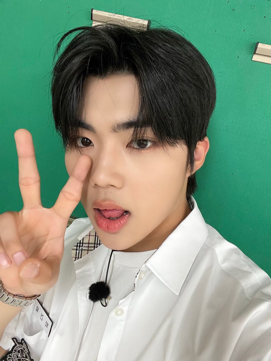 ZB1_official's tweet image. _💌

제로즈 누나 오늘 수요일이라 학교 일찍 끝났는데 비가 많이 와서 좀 데리러 와줄 수 있어요 ? 그다음에 같이 떡볶이 먹으러 가요😘

#PARKGUNWOOK #박건욱
#ZEROBASEONE #ZB1 #제로베이스원