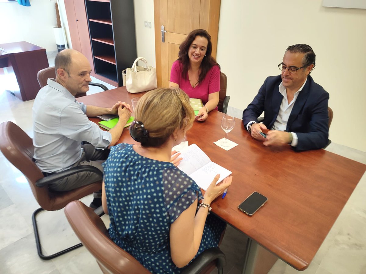 educacionmlg's tweet photo. Reunión del delegado @Miguel_Briones_ y la secretaria general territorial de Universidad, Investigación e Innovación, M.ª Jesús Vera, con la Vicerrectora de Smart-Campus y el Vicerrector de Infraestructuras para establecer líneas de trabajo.@EducaAnd @UniversidadAnd @InfoUMA https://t.co/6rOxp62G4C