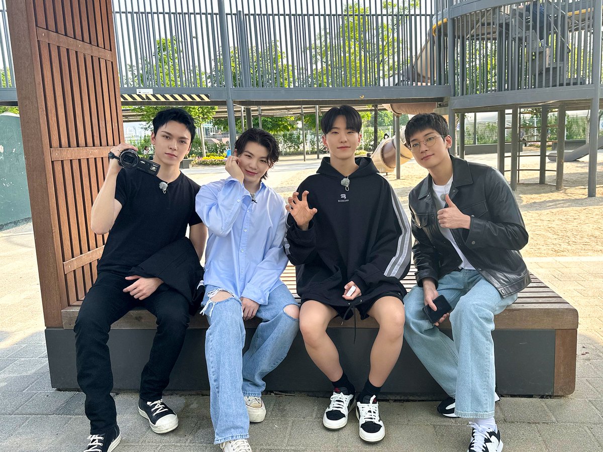 [17'S] 한강, 자연광 그리고 세븐틴
여름이었다...⭐

포토존부터 음악 분수, 국룰인 라면까지🍜
한강에서의 감성 가득 남긴 숏폼 여행 📹
이번 주 주말엔 감성 숏폼 여행 패키지로 떠나볼까?

#다음_주는_성수로_떠나보도록_하자🤔
#결단력과_행동력은_필수🫵