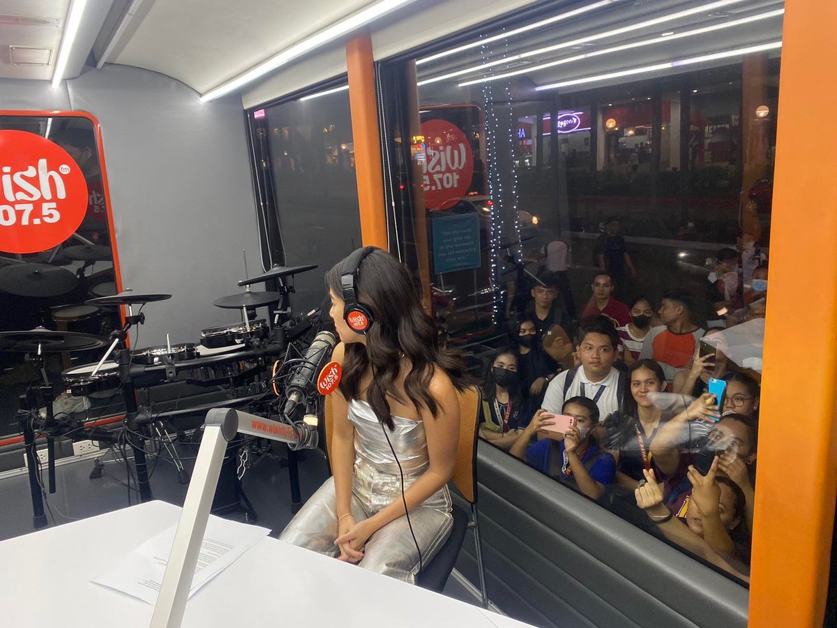 StarPopPH's tweet photo. WOW. WE HAVE NO WORDS! ✨

Nahagip ba kayo sa picture, mga beshy ko? 

BELLE ON WISH BUS 
#BelleSomberMediaTour #BelleMariano https://t.co/bpjM2OIq7a