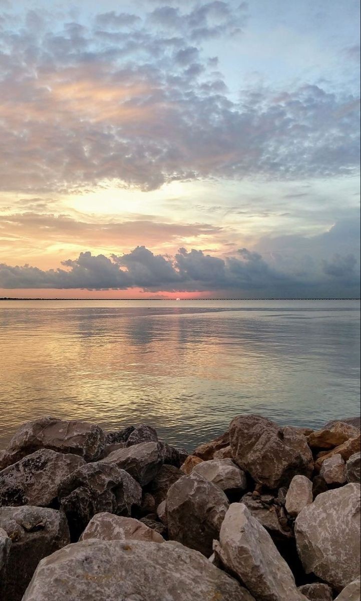dailyyjune's tweet photo. — sunset at the beach! ♡ https://t.co/Ddsh8Mfdsc