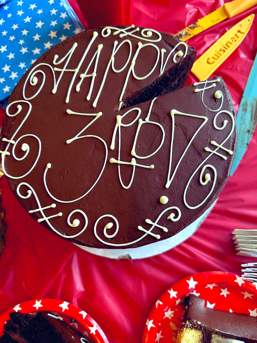 I mauled this cake <a href="/TheBearFX/">The Bear</a> <a href="/SarahMispagel/">Sarah Mispagel</a> #loaflounge