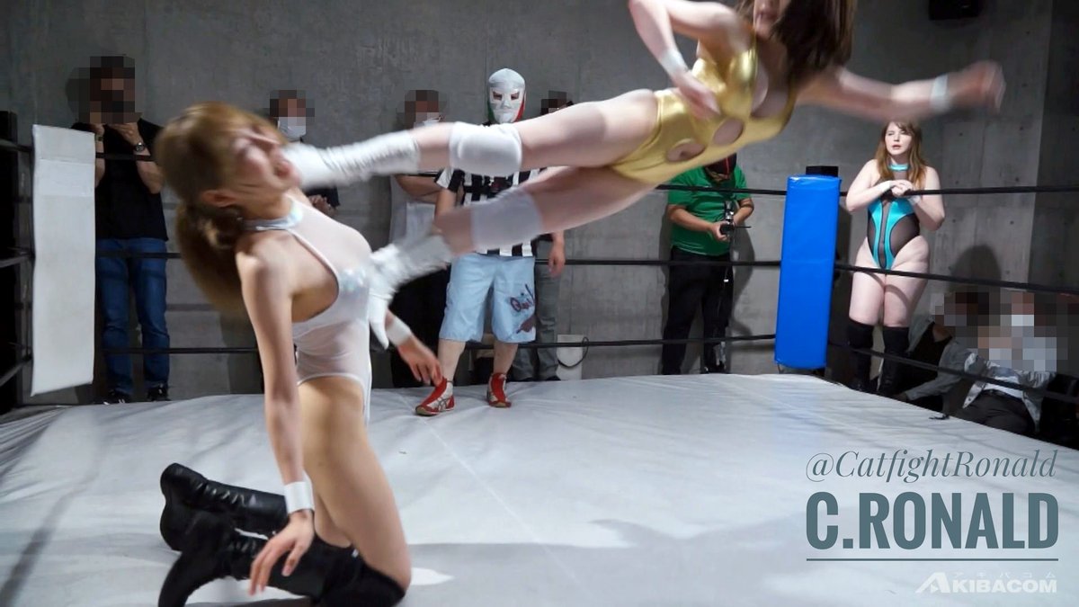 CatfightRonald's tweet photo. おはようございます。

前回のBWPNEXT10興行より

目黒ひな実選手のキック！！！た、高いっ！！
あまりの衝撃にグラつく夏目みらい選手と
心配そうに見ているタッグパートナーのジューン・ラブジョイ選手の図！

素晴らしいファイトです！！

@natumesanndazo 　@June__Lovejoy 　@meguro_cmore https://t.co/FNiIiIdMTk