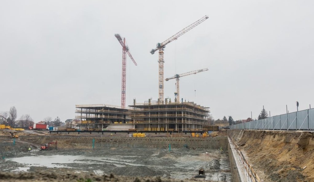 PardiZoltan's tweet image. Orbán kérdezi hol van a pénz.
Brüsszelben 7 millió €-ért ezt a műemlék epületet vette meg az állam.
Zuglóban 660 millió €-ért meg betont.