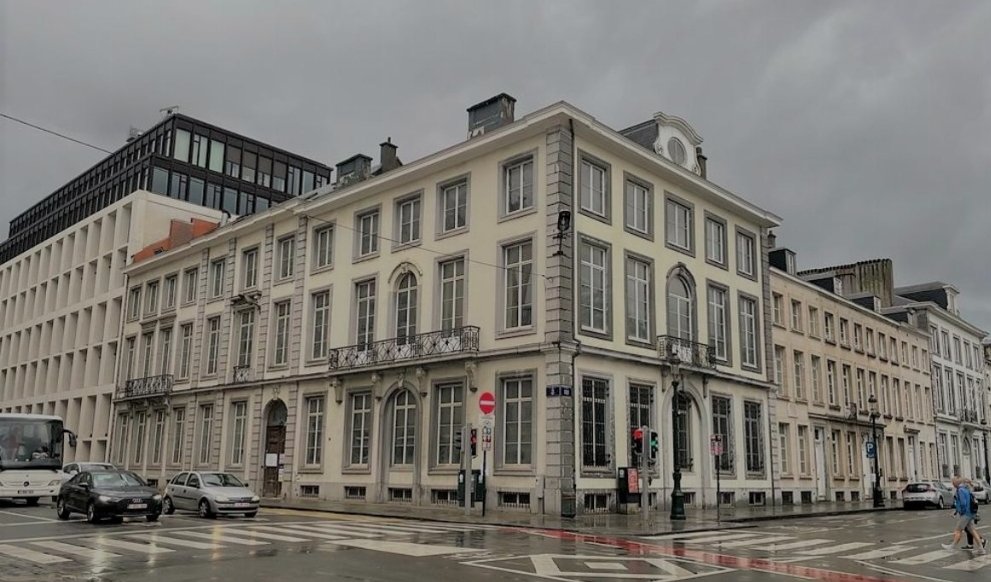 PardiZoltan's tweet image. Orbán kérdezi hol van a pénz.
Brüsszelben 7 millió €-ért ezt a műemlék epületet vette meg az állam.
Zuglóban 660 millió €-ért meg betont.