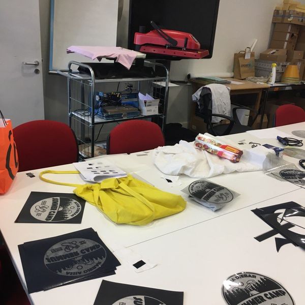 BibAssiaDjebar's tweet photo. Assia Djebar Summer Camp J-3 !
On vous montre nos fameux tee-shirts du Summer Camp !! 🤩
Un grand merci aux voisins de @durasbib pour les machines et surtout à Abdoulaye pour son aide précieuse ! 🥰
#bib2paris #bibdu20 #bibassiadjebar #assiadjebarsummercamp #backstage #flocage https://t.co/EsgJ5OiL8G