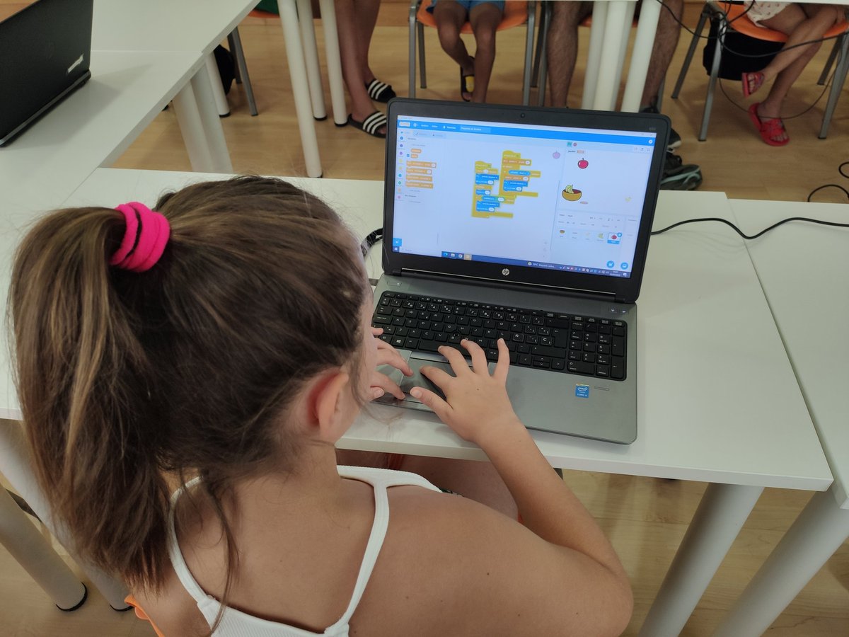 Hoy programando con Scratch en la <a href="/gitanos_org/">F.SecretariadoGitano</a>  con niños y niñas que están aprovechando a tope su #veranodigital #steam