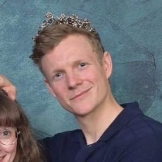 – El icon es en honor a las coronas que le hace llevar <a href="/OnexLostKid/">Alina</a>, por favor. Son dos princesas.–