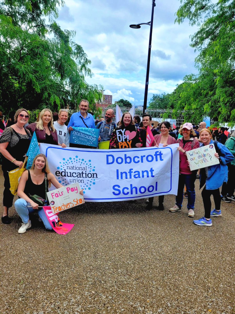 a great turn out for <a href="/DobcroftInf/">Dobcroft Infants</a> and <a href="/dobcroftjunior/">Dobcroft Junior School</a>, and we met real life celebrity <a href="/cyclingkev/">Kevin Courtney</a>! 🙌🏻 🙌🏻 #TeacherStrikes #sheffieldrally