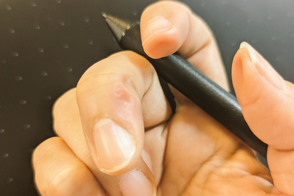 手が結構限界…あと2コマ…倒す！
(ペンだこはないんですが中指がヘコんで爪が変形しています) https://t.co/I5uJ7MTdkA