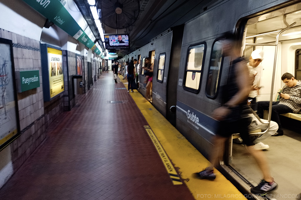 AnccomNoticias's tweet image. Los #metrodelegados paran y exigen limpiar de
#asbesto los #Subtes 

✖️ Hoy, la Asociación Gremial de Trabajadores del Subte y Premetro -AGTSyP y Metrodelegadxs- tomarán medidas de autodefensa para exigir la reducción de la jornada laboral y evitar la exposición al asbesto.