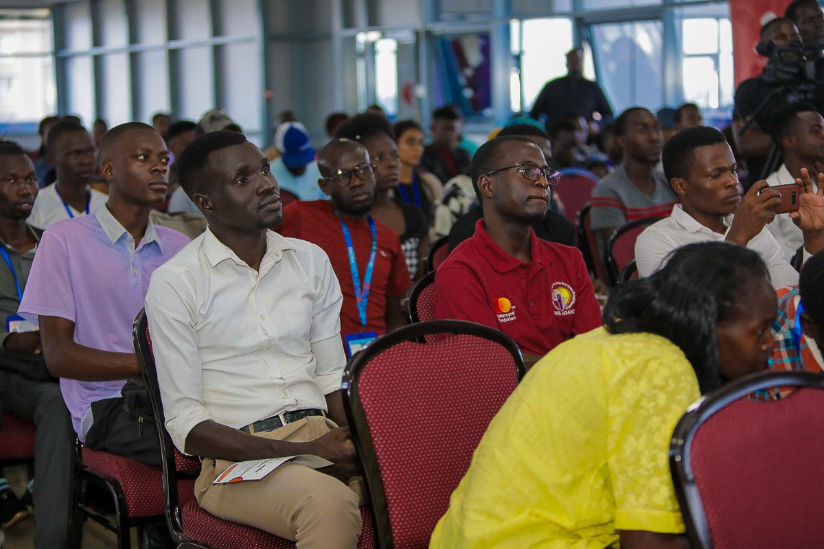 Enan_Rwaboona's tweet photo. Happening Now: Our @AirtelBusinessU director @allansean1 is speaking to students at @isbatkampala
during #simplifitechtalks, Mr Ssemakula is explaining how the Internet moves from the Satelite link or Fiber link to your various devices. A #ReasontoImagine https://t.co/KWqqTKNUdd
