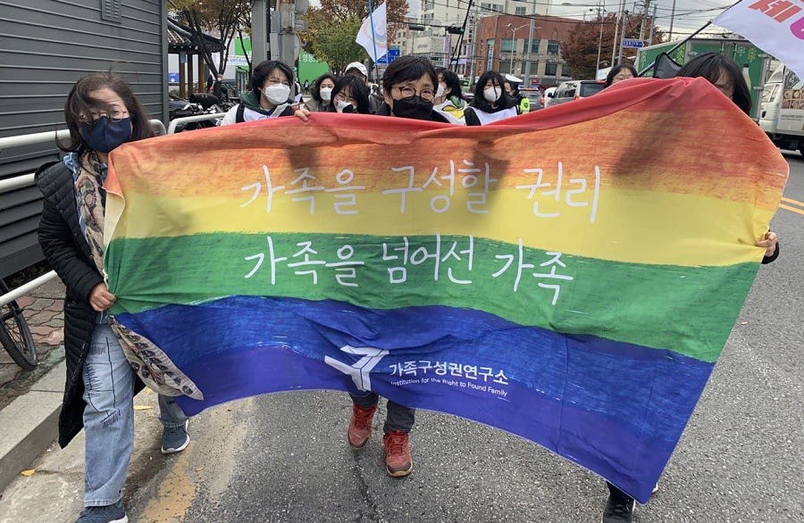 ildaro's tweet photo. [가족끼리 알아서 생존하라고 하는 사회가 진짜 ‘위기’다]
OECD ‘더 나은 삶의 질 지수’ 조사 중 ‘내가 문제가 있을 때 도움을 요청할 친척이나 친구, 이웃이 있는지’(공동체 연대성) 질문에 한국은 2019~2021년 평균 38개국 중 38위였다. (김순남 가족구성권연구소 대표) https://t.co/atdpDjXfEU https://t.co/r6lLmVOPvE
