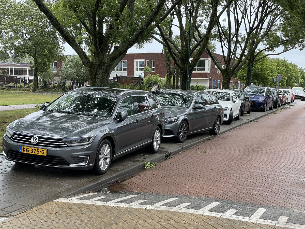 lisettekv's tweet photo. @GemeenteBaarn verkeersregels opvolgen blijft een lastig puntje voor de ouders van de montinischool https://t.co/f3pDEJig52