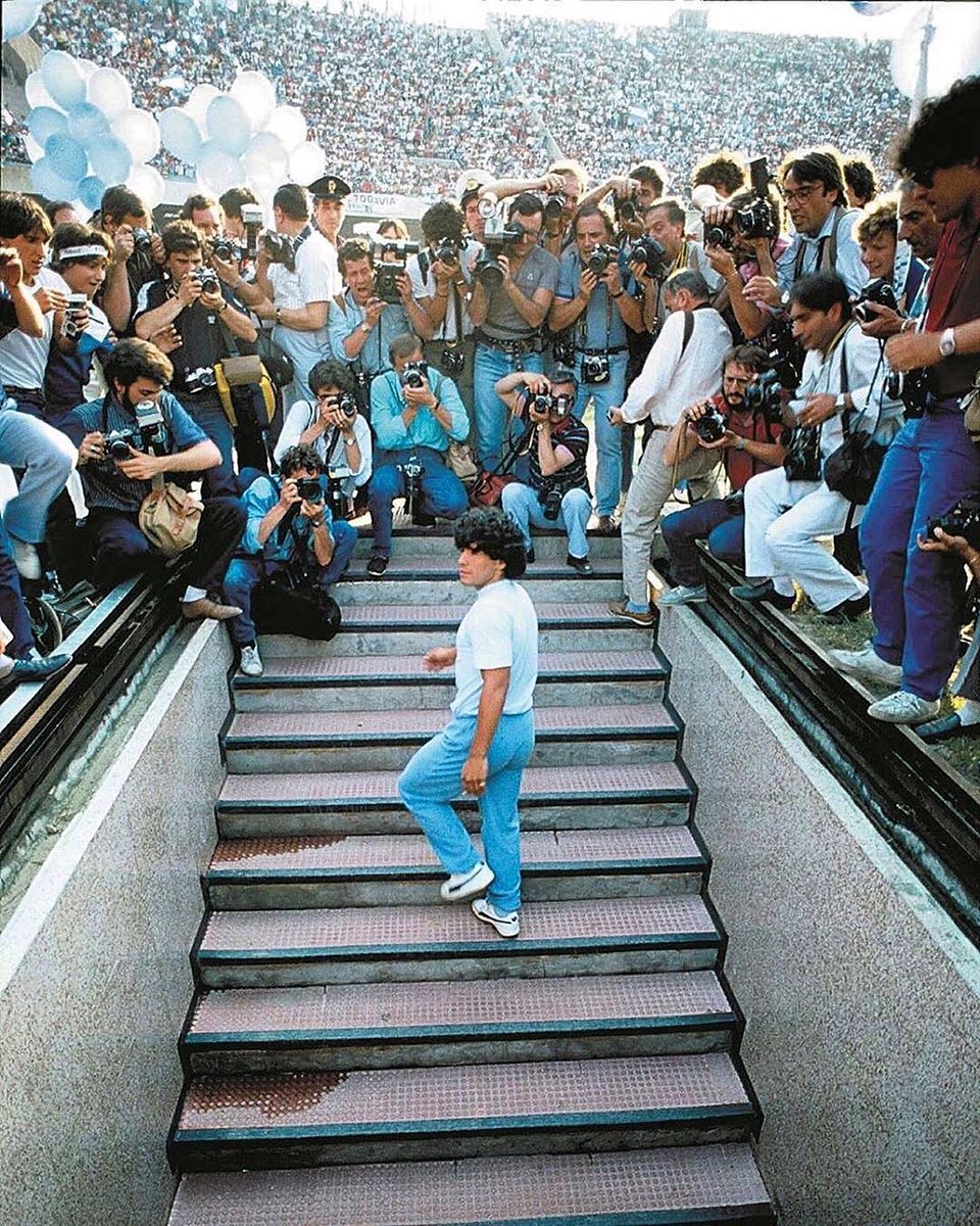 🔙 Este momento cumple hoy 39 años. 

Nápoles se revolucionaba para darle la bienvenida a Diego Armando Maradona. 80 mil personas se reunieron en el San Paolo, pese a que la cita sea un jueves y en horario laboral. El Napoli venía de salvarse del descenso y apostó por él. 

🗣️