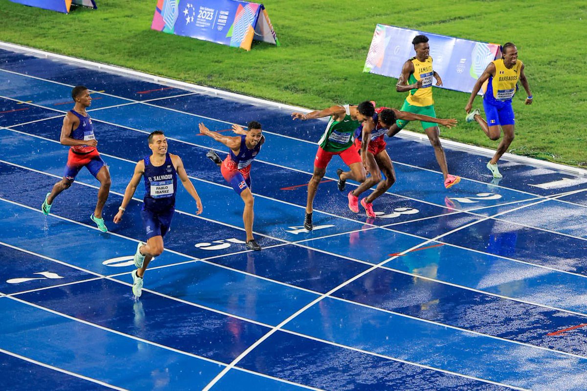 Para dimensionar el oro 🥇 que ganó anoche Pablo Ibáñez en 400m vallas. En 97 años de historia de los Juegos, jamás un atleta salvadoreño masculino había ganado oro en atletismo. Y solo dos mujeres: Ana Mercedes Campos (jabalina, 1954), Cristina López (marcha, 2006).