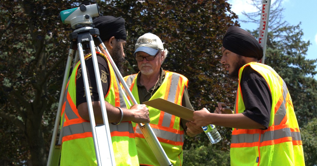 StClairCollege's tweet image. Learning the lay of the land! 🤩 Students are getting hands-on experience by performing topographic surveys for a better understanding of the environment around them. 

#civilengineering #constructionengineering #college #education #discovery #outdoors #stclaircollege