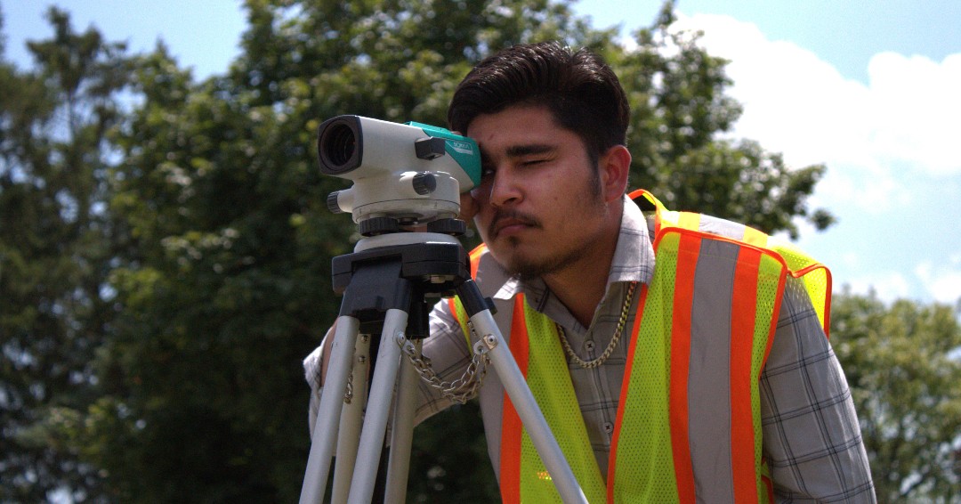 StClairCollege's tweet image. Learning the lay of the land! 🤩 Students are getting hands-on experience by performing topographic surveys for a better understanding of the environment around them. 

#civilengineering #constructionengineering #college #education #discovery #outdoors #stclaircollege