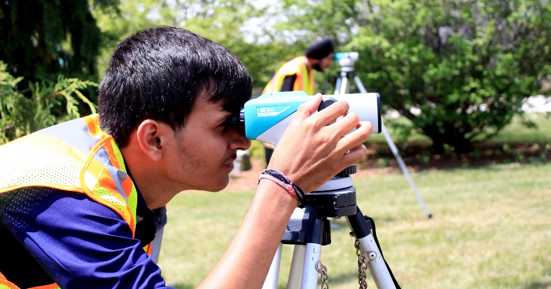 StClairCollege's tweet image. Learning the lay of the land! 🤩 Students are getting hands-on experience by performing topographic surveys for a better understanding of the environment around them. 

#civilengineering #constructionengineering #college #education #discovery #outdoors #stclaircollege