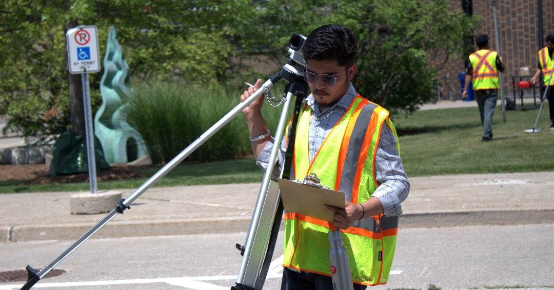 StClairCollege's tweet image. Learning the lay of the land! 🤩 Students are getting hands-on experience by performing topographic surveys for a better understanding of the environment around them. 

#civilengineering #constructionengineering #college #education #discovery #outdoors #stclaircollege