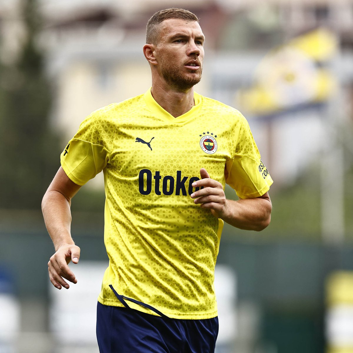 cifturnike's tweet photo. 📸 Fenerbahçe'nin yeni transferi Edin Dzeko, ilk antrenmanına çıktı https://t.co/8izorI8OOu