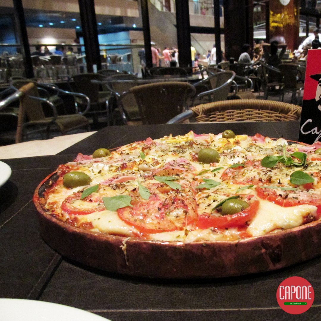 CaponeRistorant's tweet photo. Venha saborear pizzas no Capone! Temos uma variedade deliciosa de sabores disponíveis, incluindo Marguerita, Calabresa, Italiana, 4 Queijos e Presunto com Queijo. Não perca a chance de experimentar essas opções irresistíveis! https://t.co/8WJESHR9zx