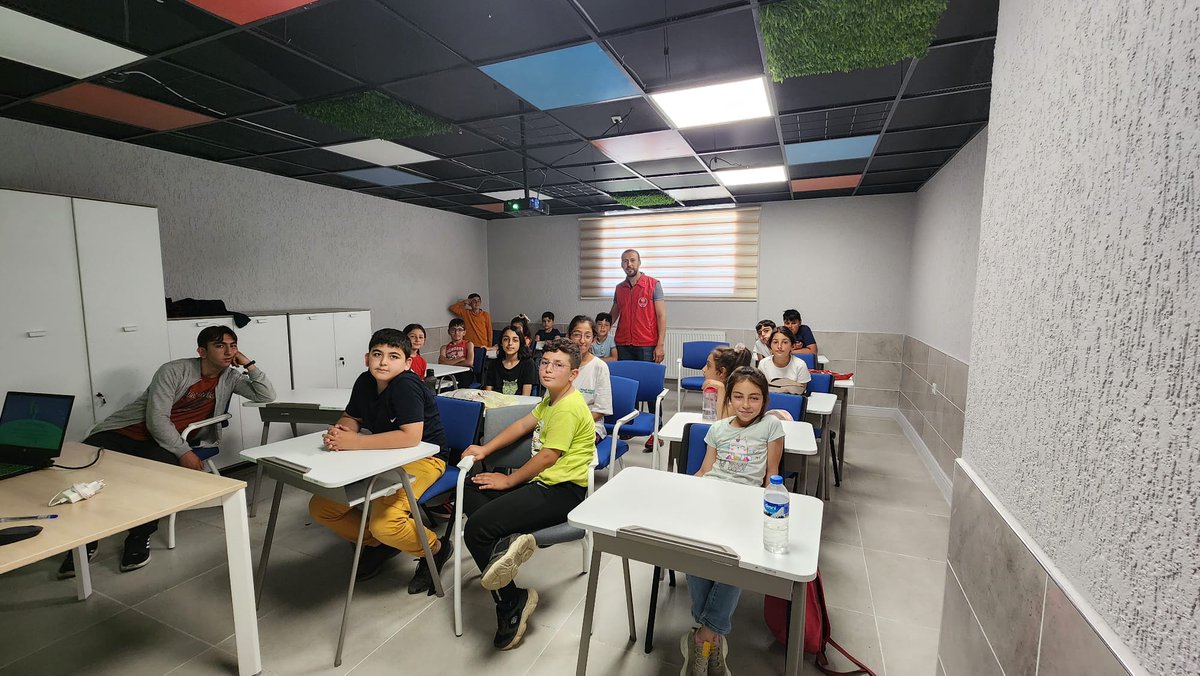GSB_NarmanGM's tweet photo. Merkezimizde Değerler Atölyesine gelen gençlerimizle Yeşil Beceriler projesi kapsamında Ekoloji Eğitimi aldık. 

Dünyamızı daha iyi bir yer haline getirmek için çevremize saygılı bireyler yetiştiriyoruz. 

#YeşilBeceriler 
 #EkolojiEğitimi

@oa_bak
@gencliksporbak https://t.co/zHMSOBpaZ9