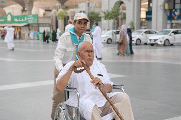 bandernawab's tweet photo. متطوعون في خدمة الحجيج .. من مقاعد الدراسة إلى ساحات #الحرم. https://t.co/QzTOKTudrK