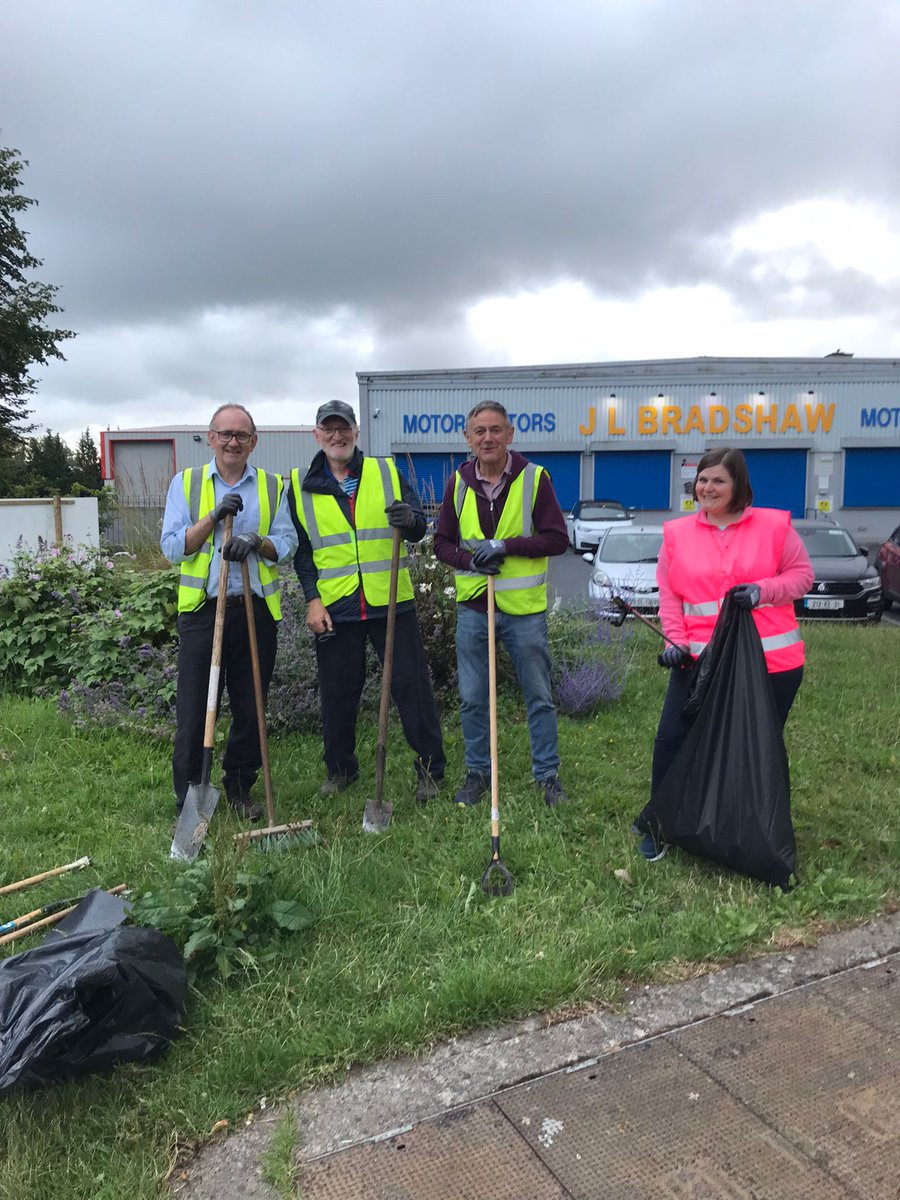 TTNewbridge's tweet photo. Deadheading #NewbridgeInBloom on Tuesday @ Moorefield Rd., Military Rd. & Athgarvan Rd.
In addition, a considerable amount of weeding was completed & traffic islands given a general "tidy-up" & #litterpick
Thanks 2 our #volunteers
@NationalSpringC
#ItsEasyToMakeADifference https://t.co/L1n0pgtunf