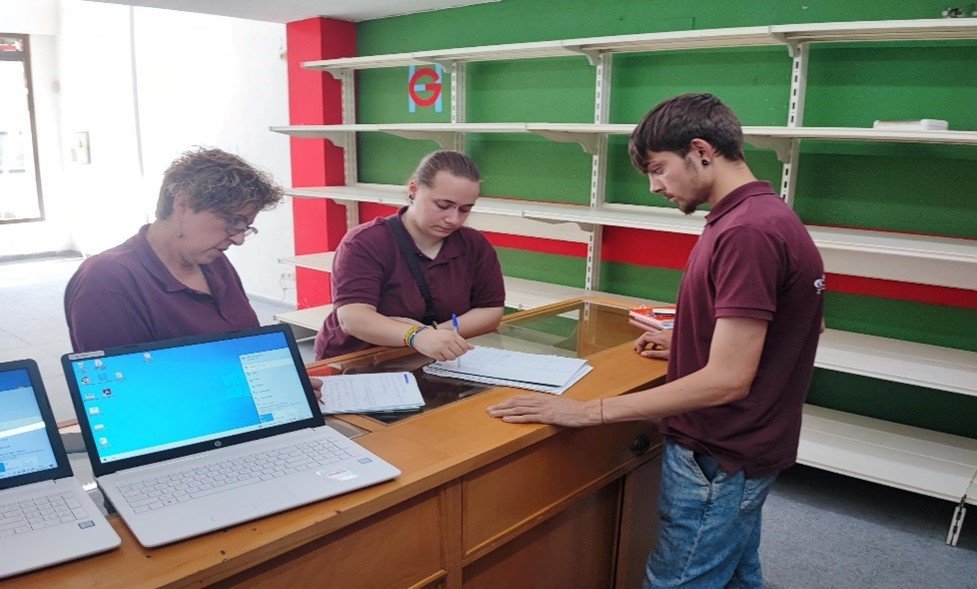 ymca_esp's tweet photo. ¡MERCA SOLIDARIO! Alumnos de Crisol Formación asesoran escaparates, crean guías de comercio, promueven productos locales y realizan campañas. Educación financiera, asesoramiento en compras y servicio a domicilio.
#IntervenciónSocioComunitaria #ComercioSolidario #YMCA #Badajoz https://t.co/Ss4tKJzjiD