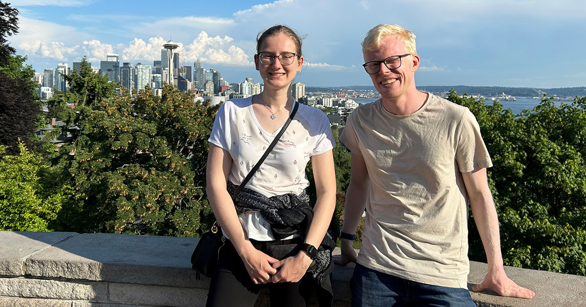 HPI_DE's tweet image. Von Potsdam nach #Seattle: Die HPI-Studierenden Marie Fischer und Paul Sieben haben ihr Forschungsprojekt am Lehrstuhl &quot;Informationssysteme&quot; auf der @sigmod vorgestellt. Die #SIGMOD2023 ist die führende internationale Konferenz im Bereich #DataScience.💡 hpi.de/news/jahrgaeng…
