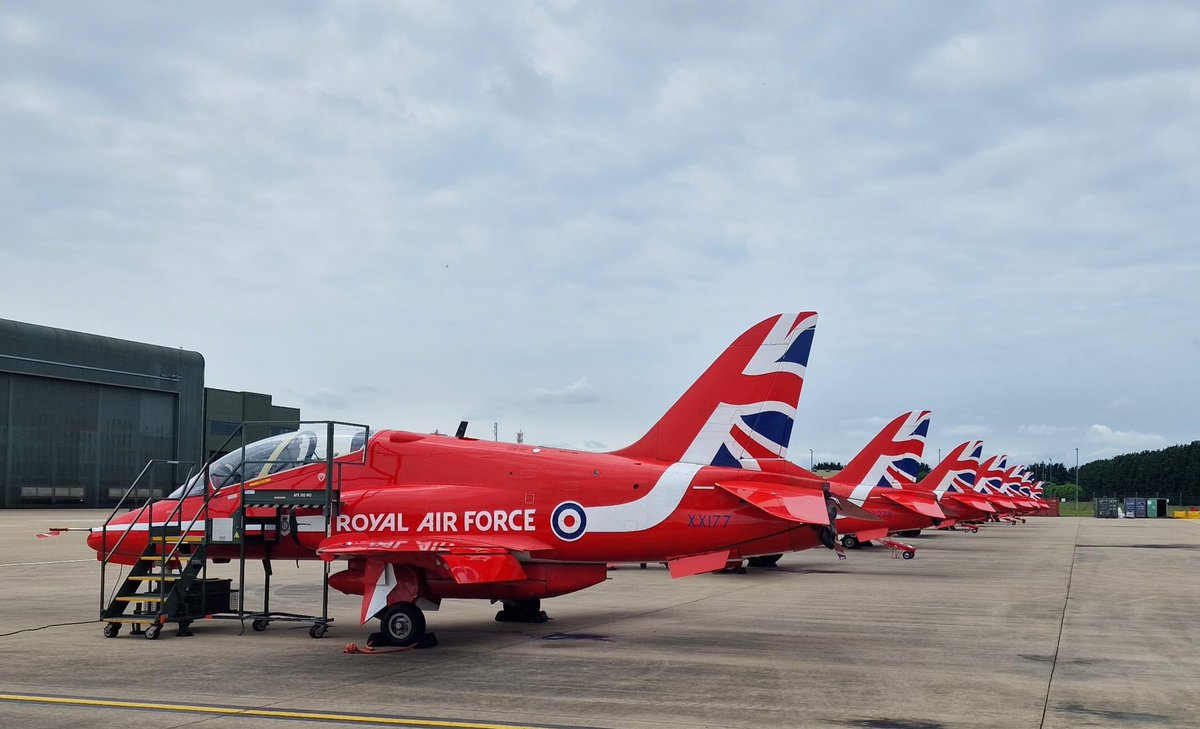 HawkSupportTeam's tweet photo. Crossing the Red line! 😎
#redarrows #stem #engineering #planespotting #aviationlovers #avgeek #avporn #aviationdaily #militaryaviation #aircraft #raf #RoyalAirForce #ukmfts #rafphotographers #rafwaddington #teamwork #engineer #reds #blues @rafredarrows https://t.co/9eriZxqLo3