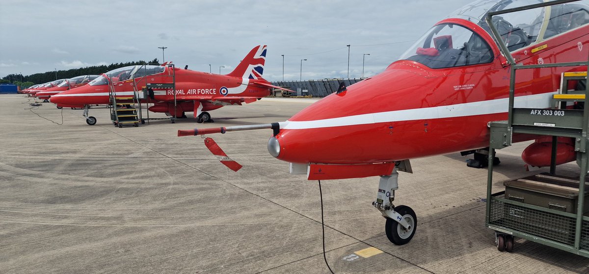 HawkSupportTeam's tweet photo. Crossing the Red line! 😎
#redarrows #stem #engineering #planespotting #aviationlovers #avgeek #avporn #aviationdaily #militaryaviation #aircraft #raf #RoyalAirForce #ukmfts #rafphotographers #rafwaddington #teamwork #engineer #reds #blues @rafredarrows https://t.co/9eriZxqLo3