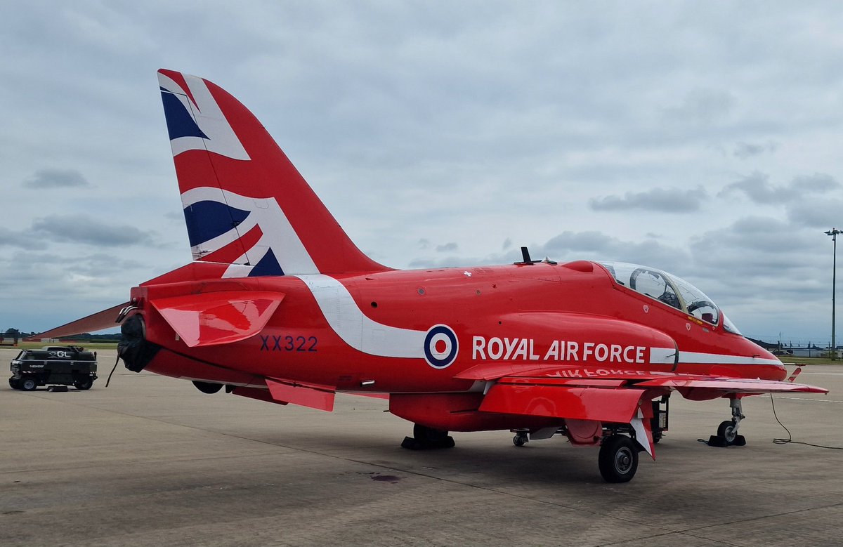 HawkSupportTeam's tweet photo. Crossing the Red line! 😎
#redarrows #stem #engineering #planespotting #aviationlovers #avgeek #avporn #aviationdaily #militaryaviation #aircraft #raf #RoyalAirForce #ukmfts #rafphotographers #rafwaddington #teamwork #engineer #reds #blues @rafredarrows https://t.co/9eriZxqLo3