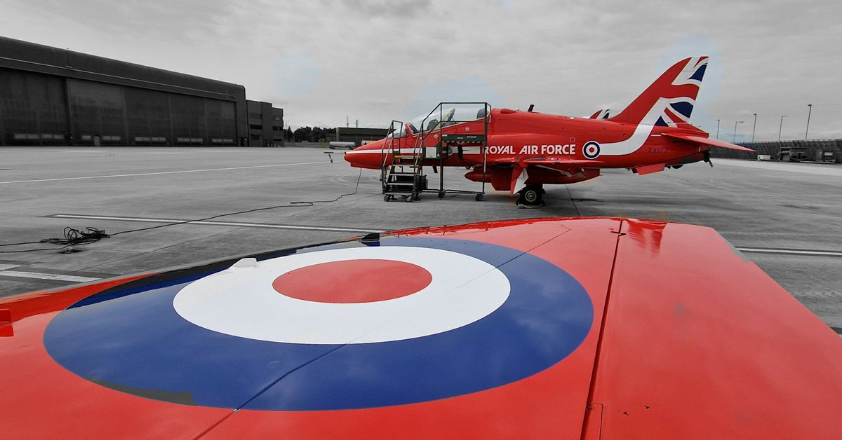 Crossing the Red line! 😎
#redarrows #stem #engineering #planespotting #aviationlovers #avgeek #avporn #aviationdaily #militaryaviation #aircraft #raf #RoyalAirForce #ukmfts #rafphotographers #rafwaddington #teamwork #engineer #reds #blues <a href="/rafredarrows/">Red Arrows</a>