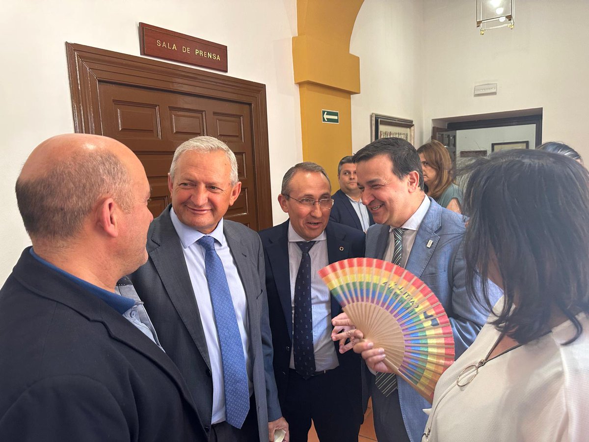 📷 El director-gerente de la #AgenciadelAgua, <a href="/jmmazarambroz/">José M. Martín Apari</a>, ha asistido en las <a href="/cortesclm/">Cortes de Castilla-La Mancha</a> al debate de #InvestiduraCLM. En imágenes, junto al consejero <a href="/fmartinezarroyo/">Francisco Martínez Arroyo</a> <a href="/AgriculturaClm/">Consejería de Agricultura, Ganadería y Des. Rural</a>, Julián Morcillo <a href="/UPACLM/">UPA Castilla-La Mancha</a>, Elisa Fernández <a href="/FademurClm/">FADEMUR Castilla-La Mancha</a> y Ángel Villafranca <a href="/CoopsAgroES/">Cooperativas Agro-alimentarias de España</a>.